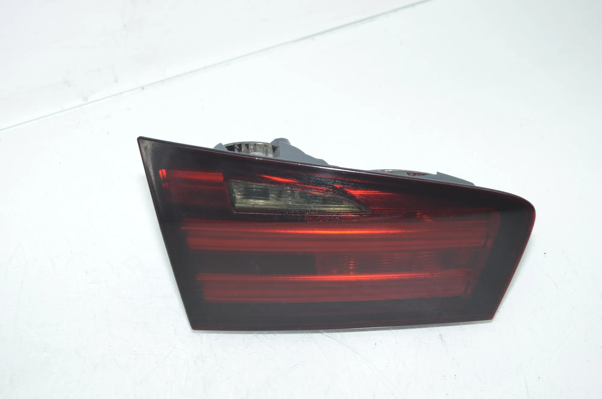 BMW F11 530d xDrive Heckdeckel linker Seitenleuchte 7203227